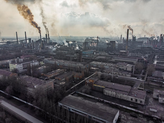 Vista dall'alto dell'inquinamento atmosferico da parte della fabbrica