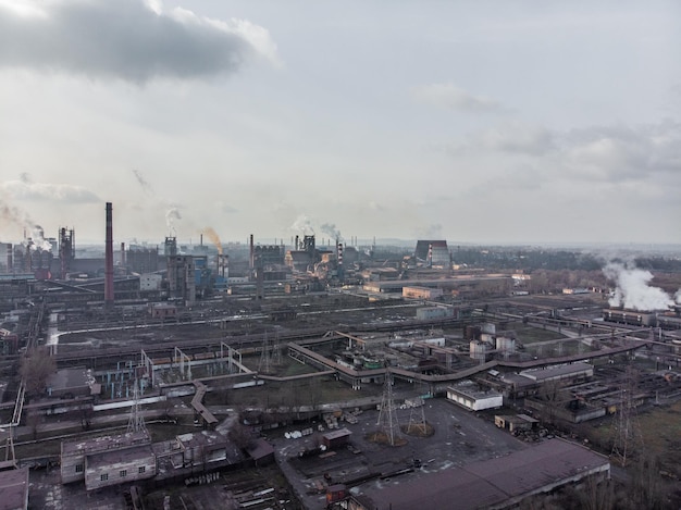 Vista dall'alto dell'inquinamento atmosferico da parte della fabbrica