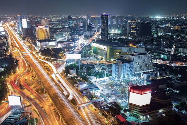 Vista dall'alto dell'intersezione a 5 vie Ladprao nel quartiere degli affari di Bangkok.