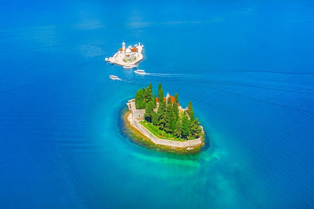 Vista dall'alto dell'isola con un monastero e un'isola artificiale nel mare blu