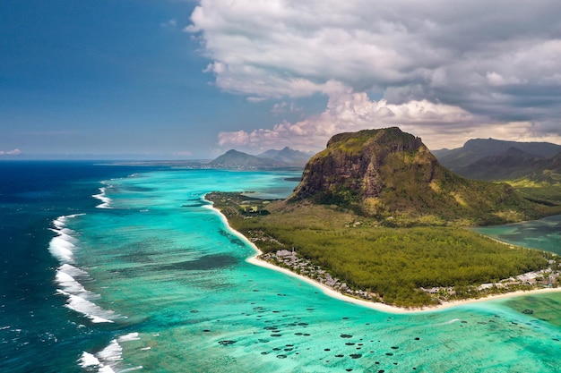 Vista dall'alto dell'isola di Mauritius nell'Oceano Indiano e della spiaggia di Le Morne-Brabant.