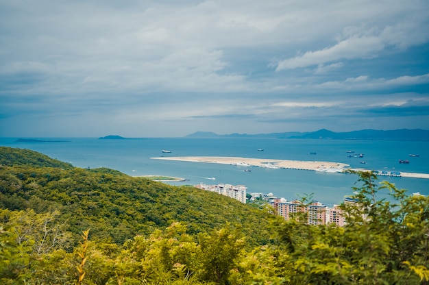 Vista dall'alto dell'isola di vacanza tropicale