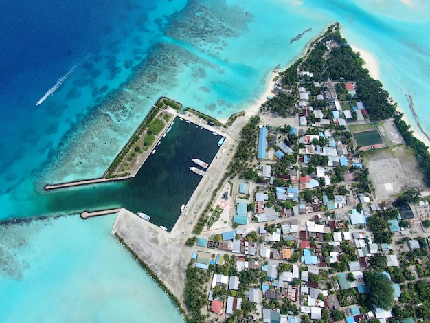 Vista dall'alto dell'isola tropicale dell'isola tropicale di Maldive Mathiveri