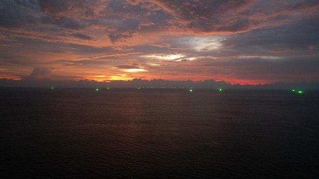 Vista dall'alto dell'oceano rosso al tramonto e delle nuvole