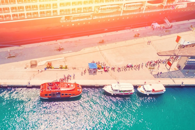 Vista dall'alto dell'ormeggio con persone e barche al sole