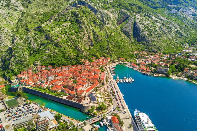 Vista dall'alto della bellissima città europea con un molo ai piedi delle montagne