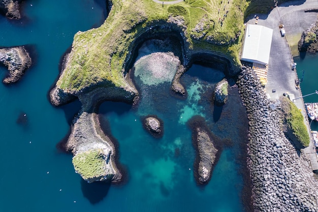 Vista dall'alto della bellissima penisola di Snaefellsnes con mare vibrante e formazione rocciosa sulla costa atlantica di Arnastapi a ovest dell'Islanda