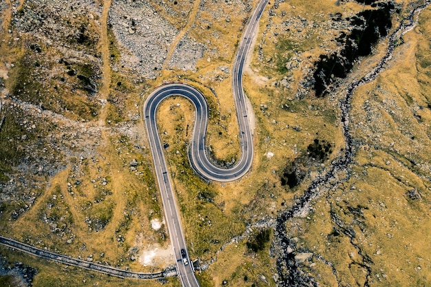 Vista dall'alto della bellissima strada di montagna transfagarasan in romania