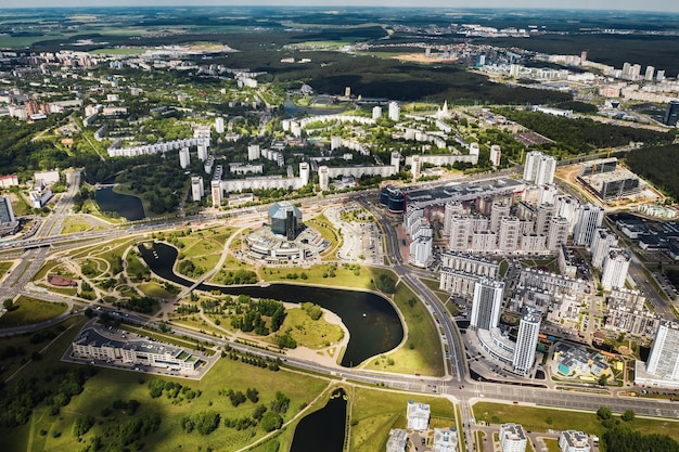 Vista dall'alto della Biblioteca nazionale e di un nuovo quartiere con un parco a Minsk, la capitale della Repubblica di Bielorussia, un edificio pubblico