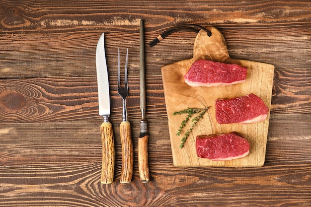 Vista dall'alto della bistecca piatta con petto di manzo crudo