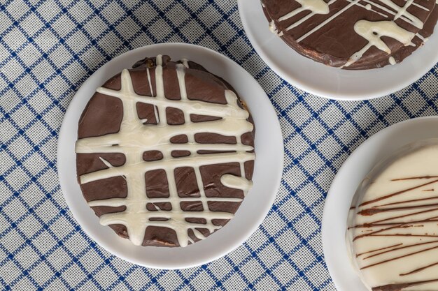 Vista dall'alto della caramella tipica alfajor al cioccolato marrone in Argentina