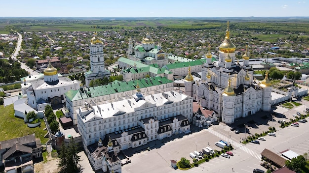 Vista dall'alto della chiesa e del monastero nella città di Pochaev. Pochaev Lavra