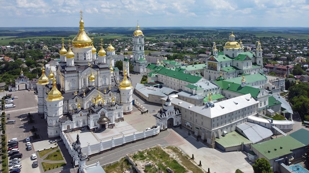 Vista dall'alto della chiesa e del monastero nella città di Pochaev. Pochaev Lavra