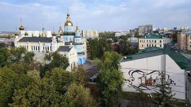 Vista dall'alto della chiesa nel centro della città di Kharkov