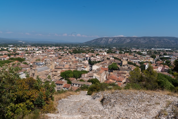 Vista dall'alto della città collinare Cavaillon sud della Francia