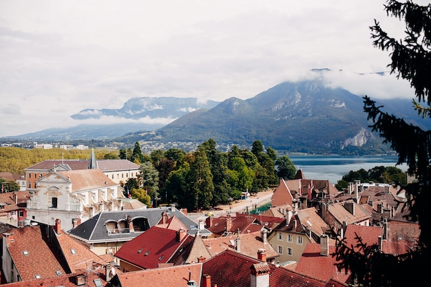 Vista dall'alto della città di Annecy, lago in lontananza. Tetti in tegole, Cattedrale. Foto di alta qualità