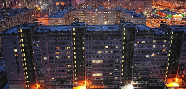 vista dall'alto della città di notte inverno, luci della facciata del tetto superiore dell'architettura