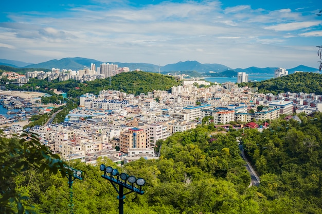 Vista dall'alto della città di Sanya di Hainan, con case locali e hotel ed edifici di lusso. Paradiso delle vacanze estive in Asia.