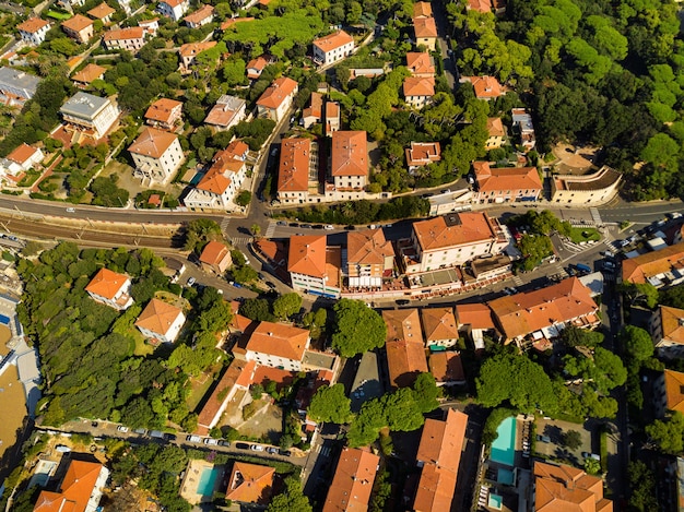 Vista dall'alto della città e del lungomare situato a Castiglioncello in Toscana. Italia