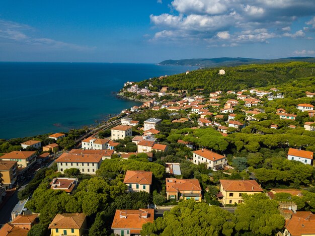 Vista dall'alto della città e del lungomare situato a Castiglioncello in Toscana