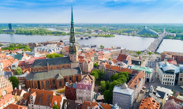 Vista dall'alto della città vecchia con bellissimi edifici colorati e strade nella città di Riga Lettonia vista a volo d'uccello