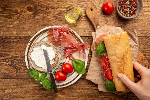 Vista dall'alto della colazione spagnola Toast o sandwich con prosciutto e salsa di pomodoro