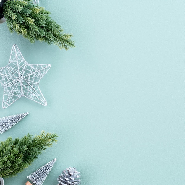 Vista dall'alto della composizione dell'ornamento della decorazione delle vacanze di Natale con albero di Natale, stella regalo, pan di zenzero piatto disteso con spazio copia isolato su sfondo verde.