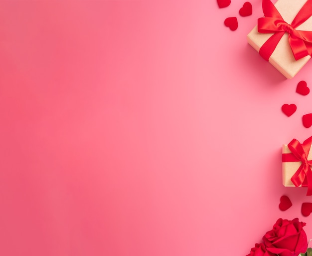 Vista dall'alto della confezione regalo e rosa, concetto di saluto di San Valentino