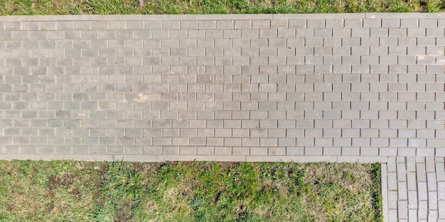 Vista dall'alto della consistenza delle lastre di pavimentazione sul sentiero pedonale