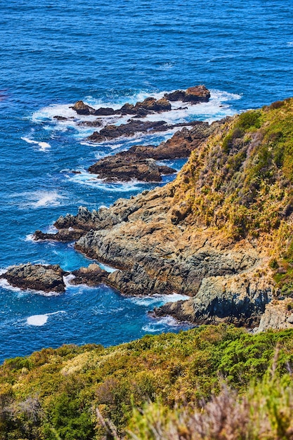 Vista dall'alto della costa occidentale e delle vibranti onde dell'oceano