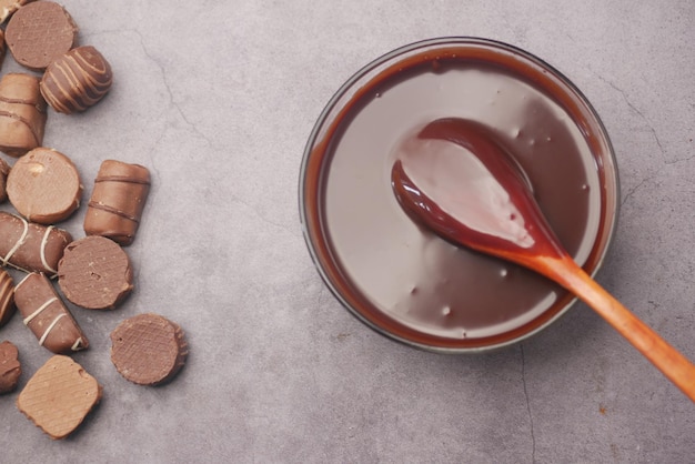 Vista dall'alto della crema al cioccolato fondente in una ciotola su bianco