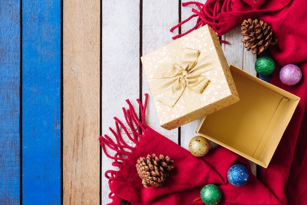 Vista dall&#39;alto della decorazione di Natale sul tavolo di legno. Spazio libero per il testo