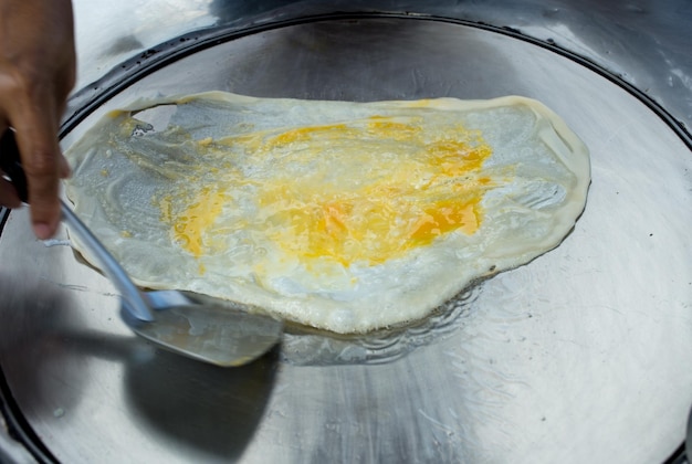 Vista dall'alto della deliziosa guarnizione Roti fritta con messa a fuoco selettiva dell'uovo