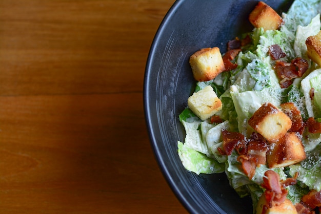 Vista dall&#39;alto della deliziosa insalata Caesar con crostini di pane