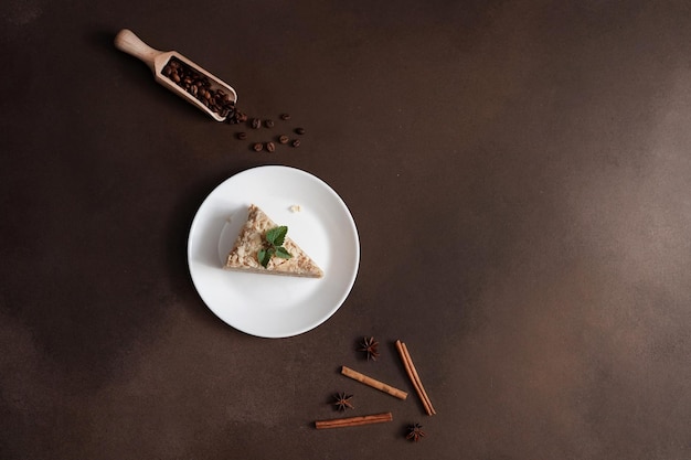 Vista dall'alto della deliziosa torta fresca Napoleone con crema su sfondo marrone