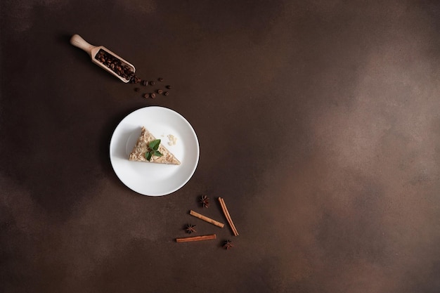 Vista dall'alto della deliziosa torta fresca Napoleone con crema su sfondo marrone