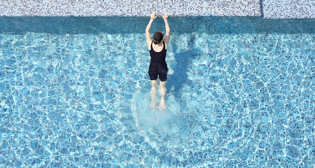 Vista dall&#39;alto della donna in piscina.