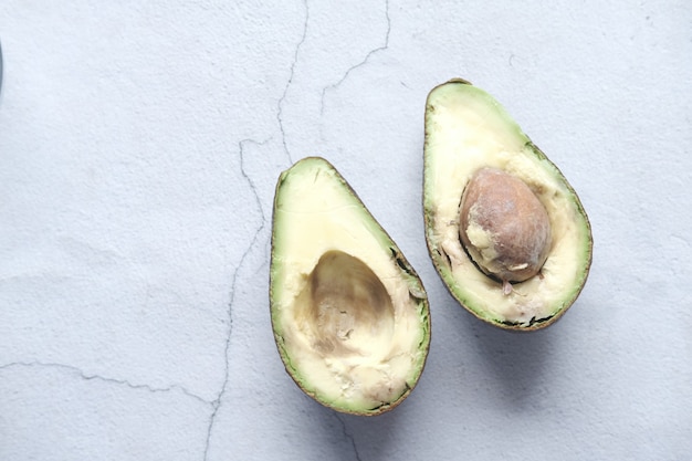 Vista dall'alto della fetta di avocado sul tavolo di legno