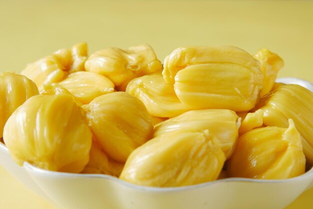 Vista dall'alto della fetta di jackfruit in una ciotola sul tavolo