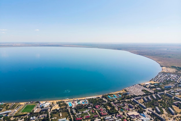 Vista dall'alto della località turistica in riva al lago Veduta aerea della città e del lago chiamato yarovoye