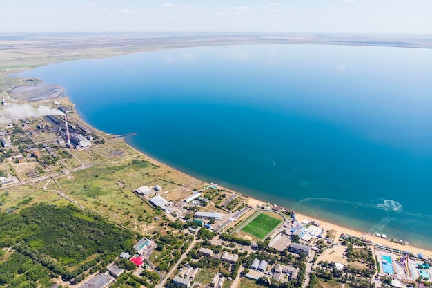 Vista dall'alto della località turistica in riva al lago Veduta aerea della città e del lago yarovoye