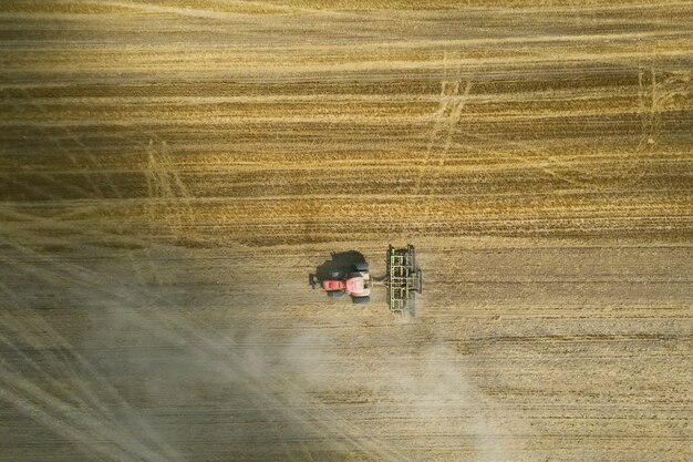 Vista dall'alto della mietitrebbia nel campo