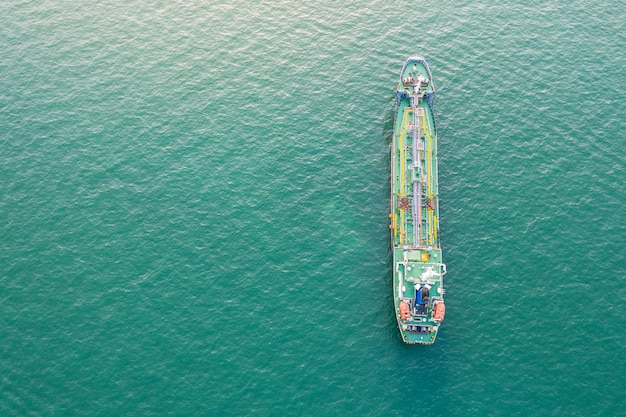 Vista dall'alto della nave che trasportava GPL e petroliera in mare