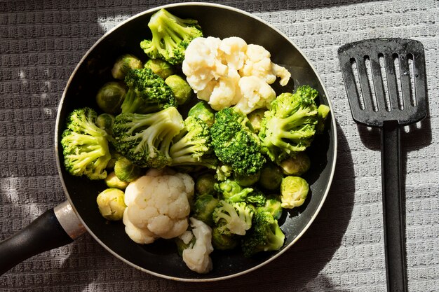 Vista dall&#39;alto della padella con verdure fresche scongelate: cavolfiore, broccoli, cavoletti di Bruxelles