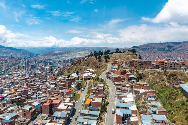 Vista dall'alto della periferia boliviana