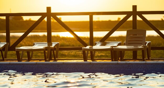 Vista dall'alto della piscina con acqua limpida in vacanza sullo sfondo del tramonto