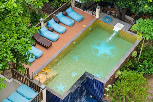 Vista dall&#39;alto della piscina del resort.