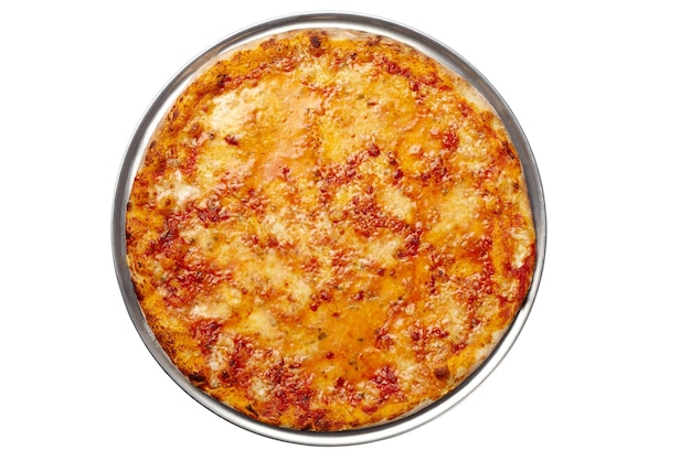 Vista dall'alto della pizza alla bolognese con salsa di pomodoro, carne macinata e mozzarella isolata su bianco