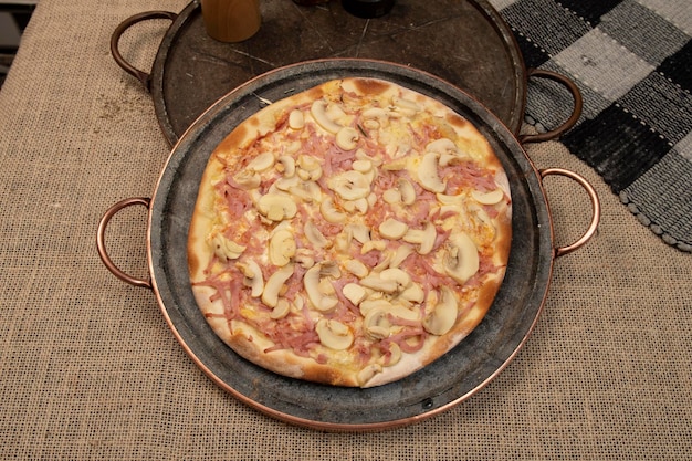 Vista dall'alto della pizza brasiliana con prosciutto e formaggio ai funghi