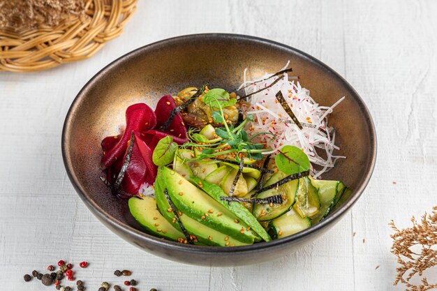 Vista dall'alto della poke bowl con fagioli edamame di tonno salmone e verdure